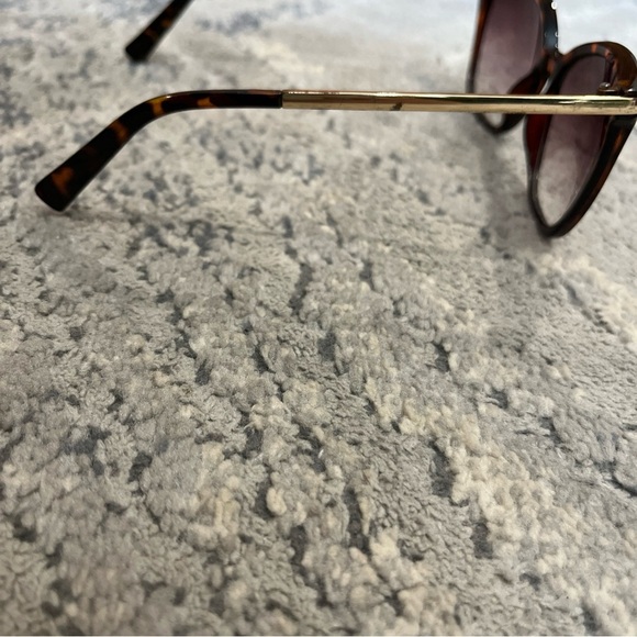 Oscar de la Renta  Tortoise Sunglasses Scratched Lenses - Picture 8 of 9